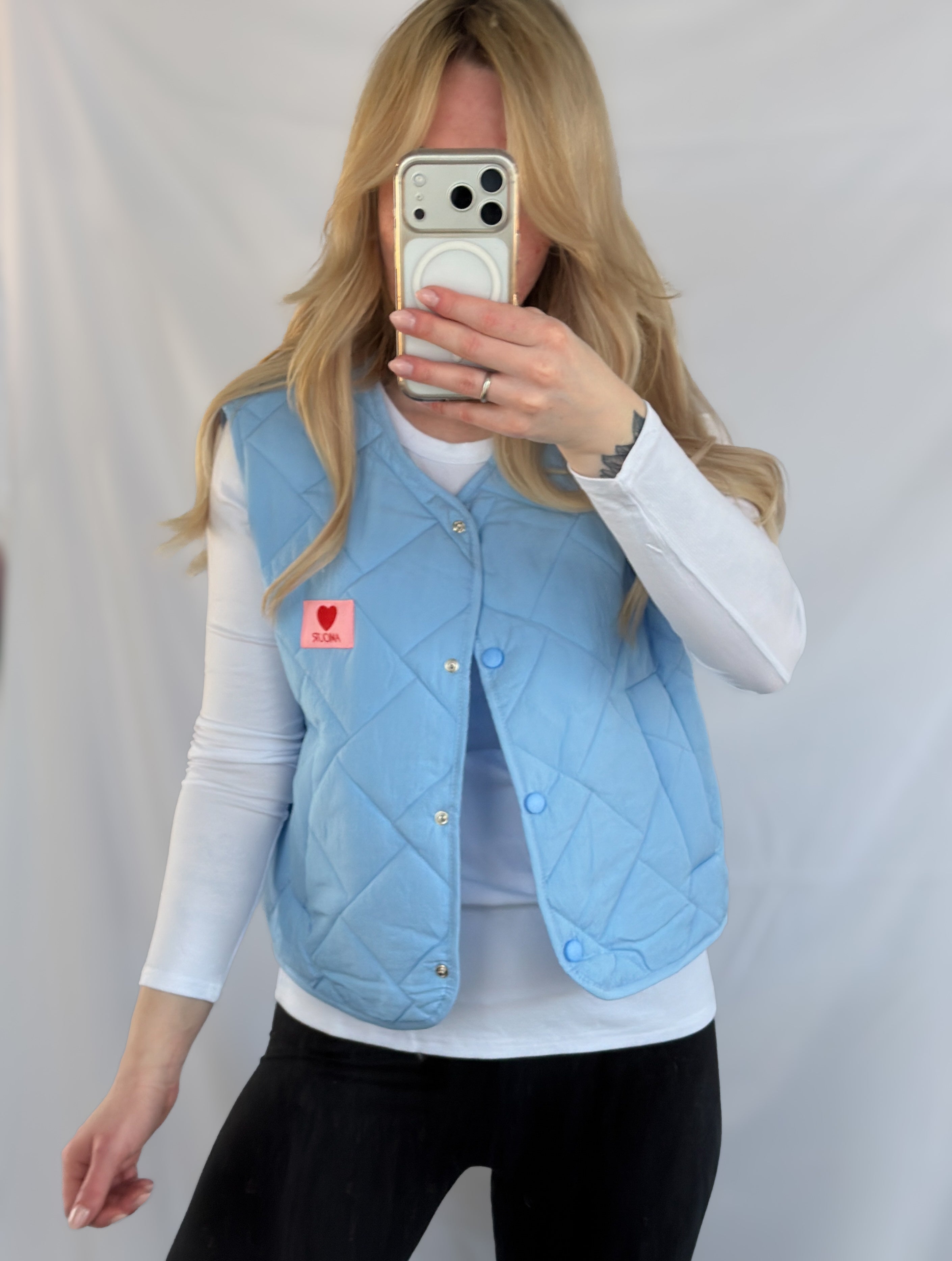 Hellblaue Steppweste Ilona von Feinraummode, leicht wattierte Weste mit Steppdesign, perfekt für kalte Tage, detailreiche Nahaufnahme