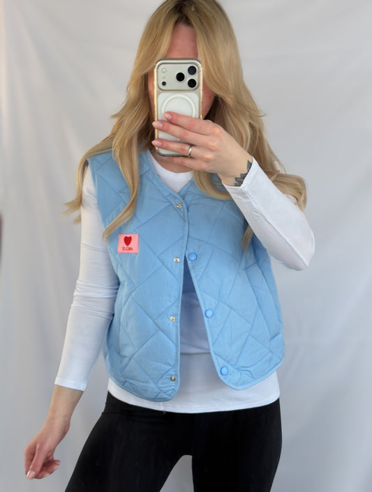 Hellblaue Steppweste Ilona von Feinraummode, leicht wattierte Weste mit Steppdesign, perfekt für kalte Tage, detailreiche Nahaufnahme