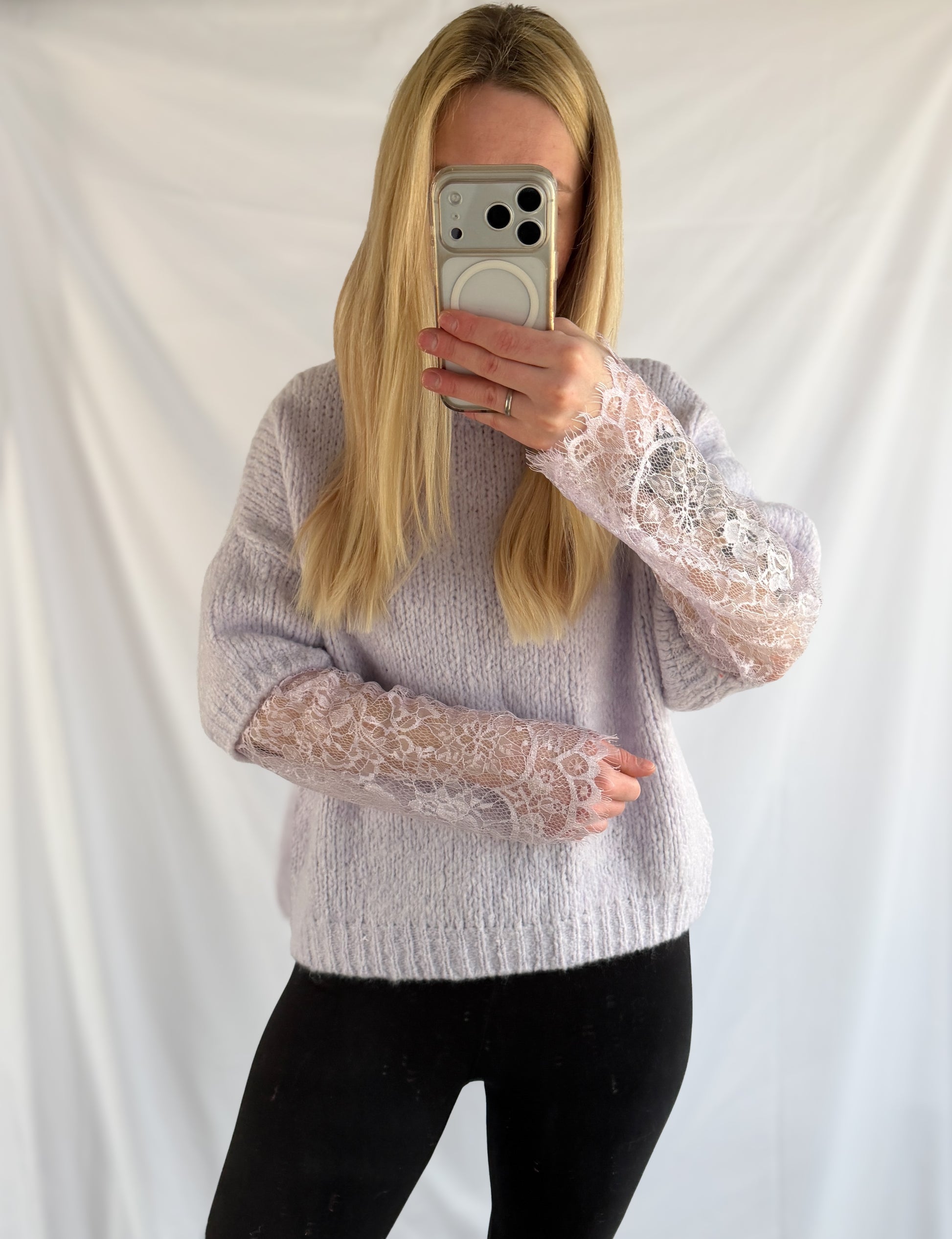 Lila Spitzenpullover Alya von Feinraummode, elegante, transparente Spitze mit langem Ärmel und Rundhalsausschnitt.