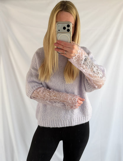 Lila Spitzenpullover Alya von Feinraummode, elegante, transparente Spitze mit langem Ärmel und Rundhalsausschnitt.