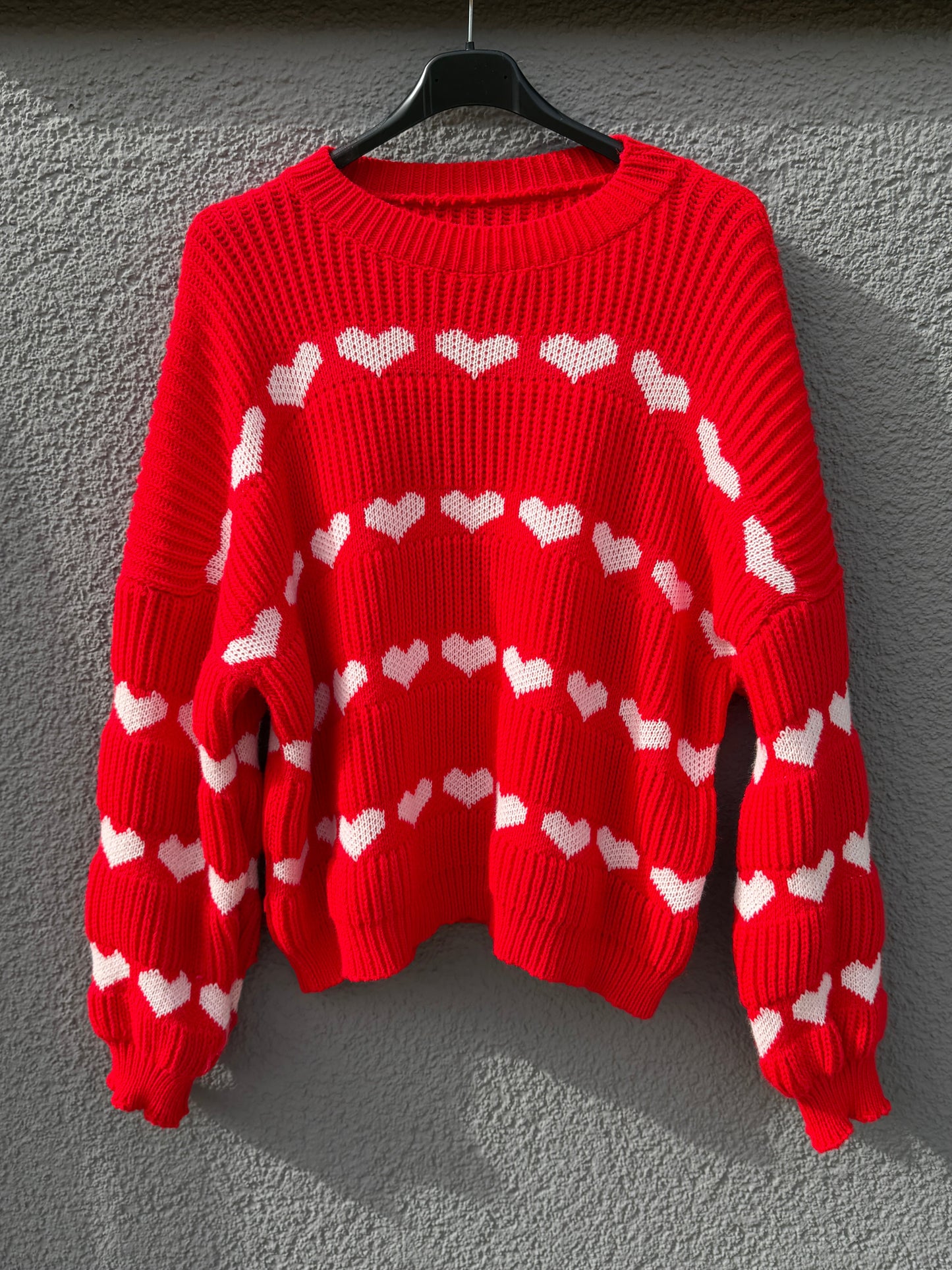 Feinstrickpullover mit roten Herzen, Damenmode von Feinraummode, weiche Textur und dekorative Herzmuster auf der Vorderseite