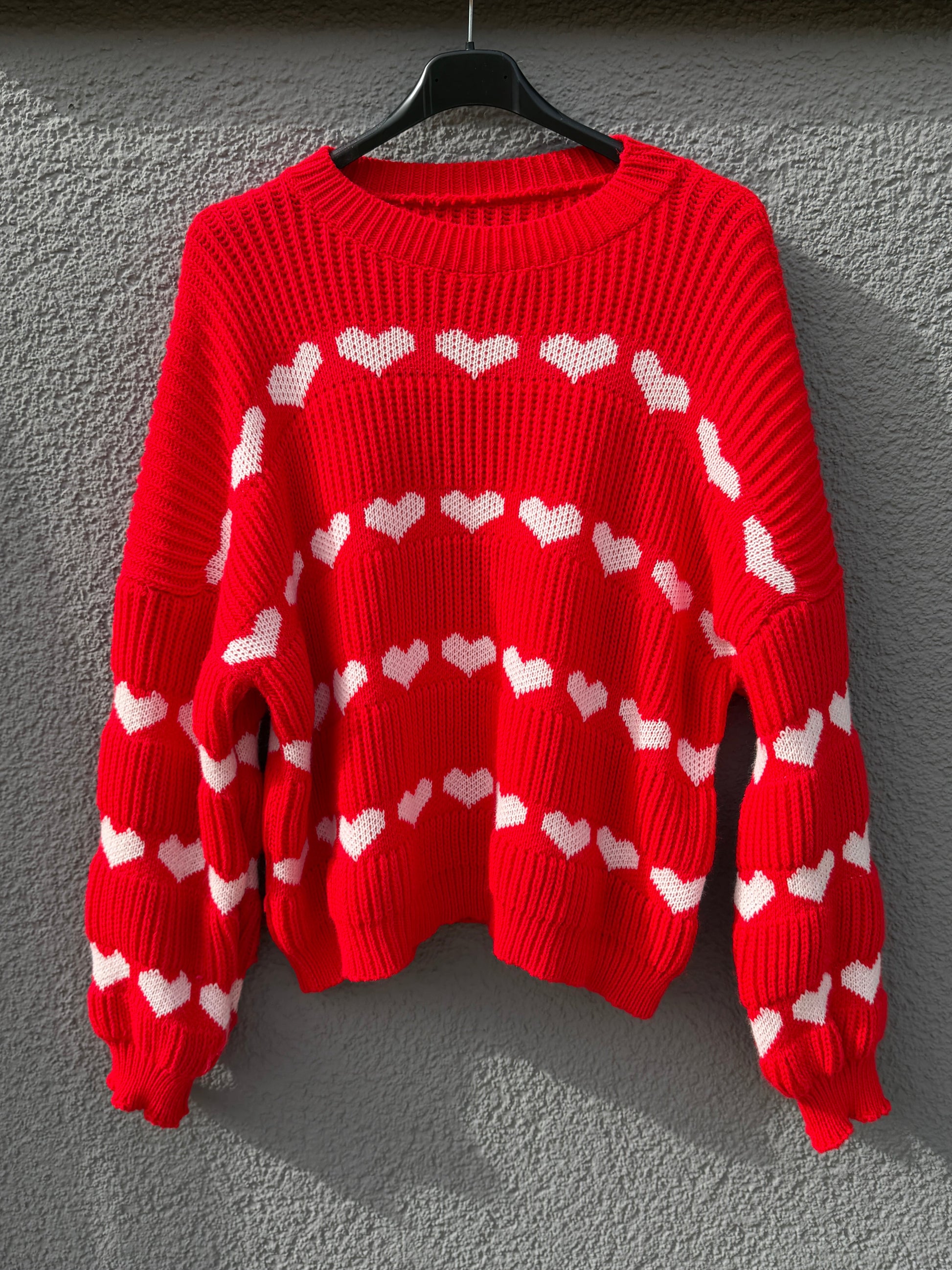 Feinstrickpullover mit roten Herzen, Damenmode von Feinraummode, weiche Textur und dekorative Herzmuster auf der Vorderseite