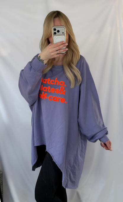 Lila Vokuhila Sweatshirt von Feinraummode, perfekt für Pilates und Selbstpflege, mit bequemem Schnitt und Matcha-Farbe.