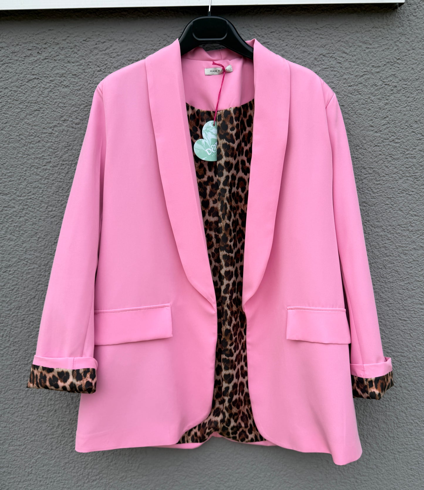 Der Elegante Nice Fit Blazer in rosa mit Leopardenprint von Feinraummode besticht durch modische aufgerollte Ärmel, deren Manschetten und Innenfutter im angesagten Leopardenmuster ein stilvolles Highlight setzen.