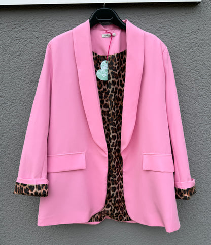 Der Elegante Nice Fit Blazer in rosa mit Leopardenprint von Feinraummode besticht durch modische aufgerollte Ärmel, deren Manschetten und Innenfutter im angesagten Leopardenmuster ein stilvolles Highlight setzen.