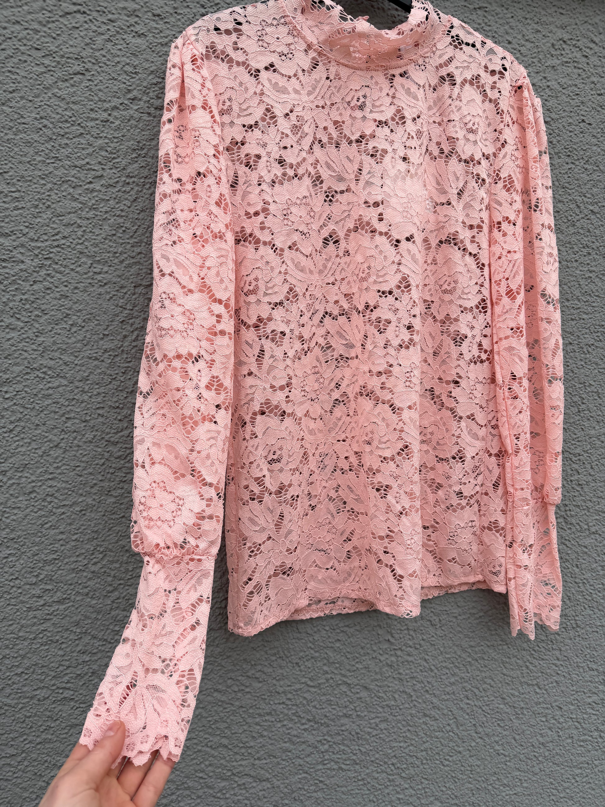 Feinraummode Spitzenshirt Flora in zartem Design, mit Spitze und femininem Schnitt, auf einem weißen Hintergrund.