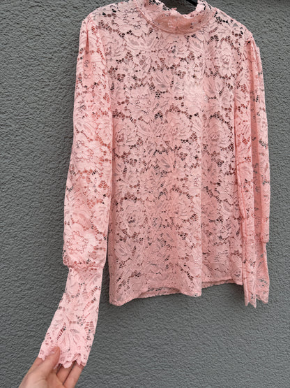 Feinraummode Spitzenshirt Flora in zartem Design, mit Spitze und femininem Schnitt, auf einem weißen Hintergrund.