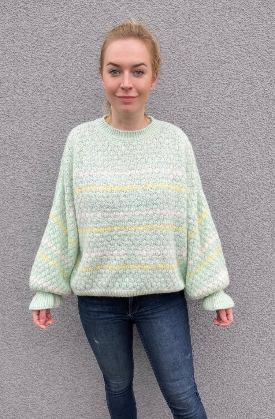Feinraummode Pullover mit Streifen in verschiedenen Farben, weiches Material, bequemes Design, modischer Look für Alltag