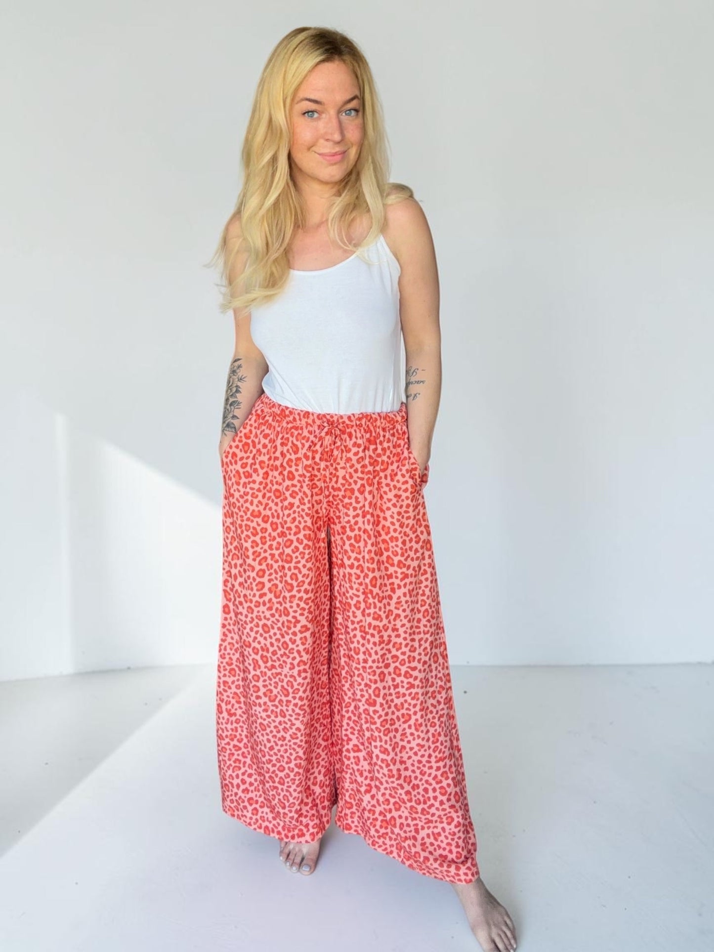 Luftige Palazzohose „Wild Sunset“ – Weite Sommerhose mit Leo-Print