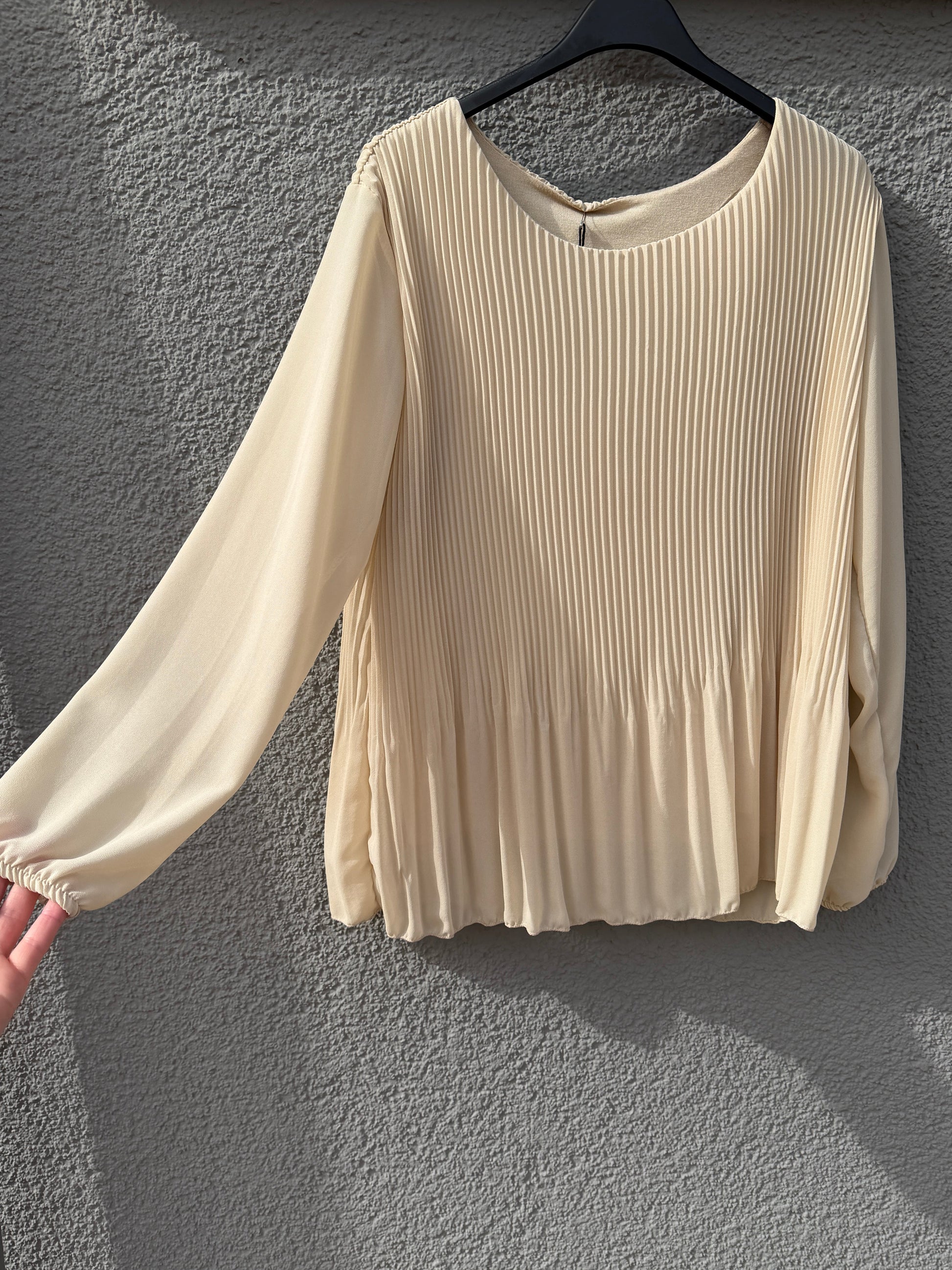 Feinraummode Plissee Bluse Lea für Damen, elegante Bluse mit femininem Design, in hellen Farbtönen, vorne mit Plissee-Details.