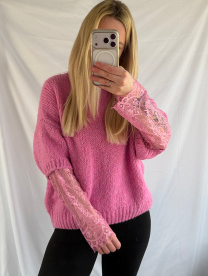 Feiner pinker Pullover mit Spitzenärmeln von Feinraummode, bequemes Damenoberteil mit eleganten Details.