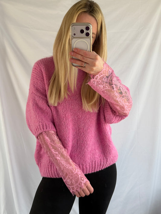Feiner pinker Pullover mit Spitzenärmeln von Feinraummode, bequemes Damenoberteil mit eleganten Details.