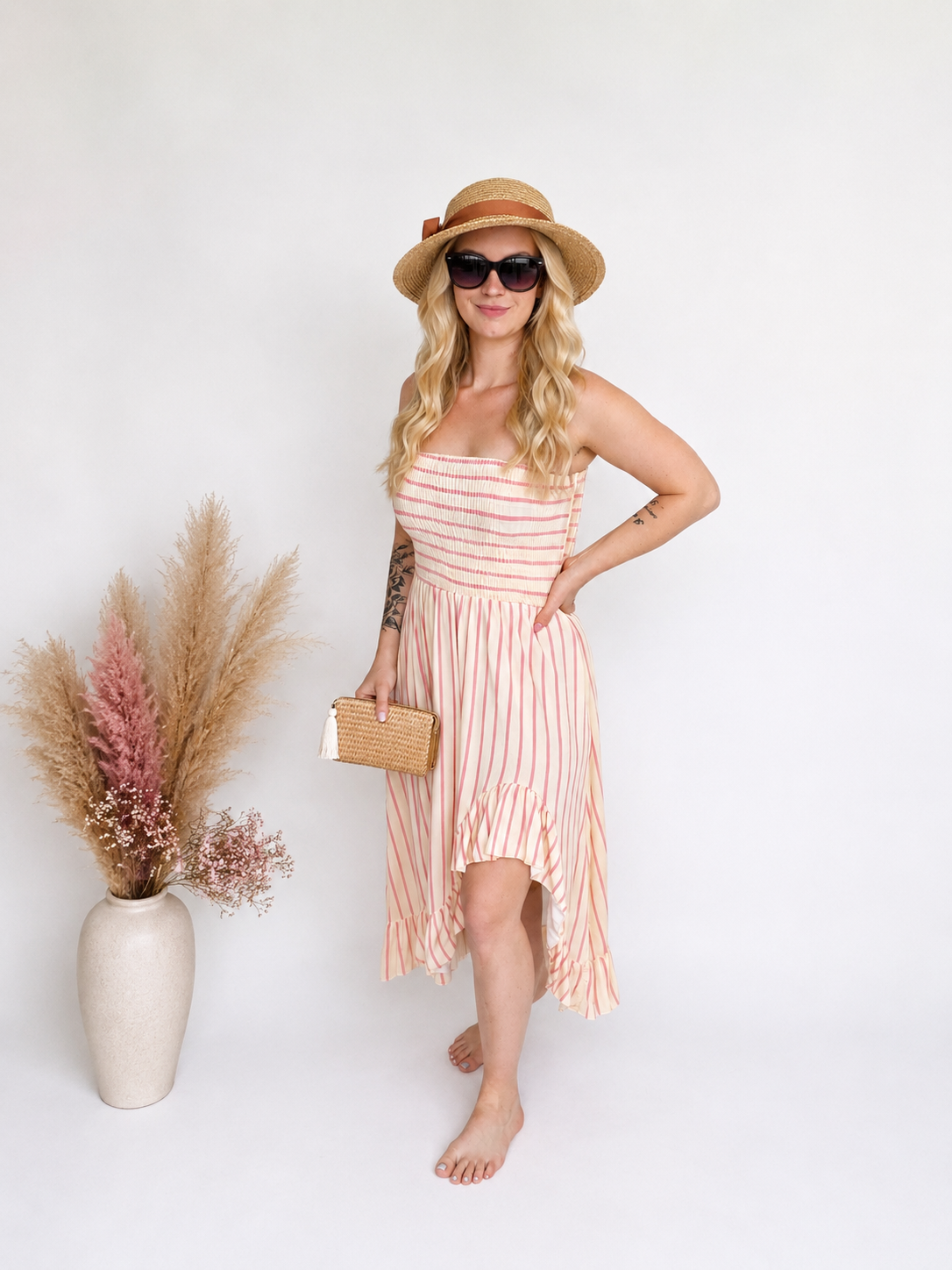 Beach-Vibes Bandeau-Kleid „Sandy Stripes“ – Asymmetrischer Vokuhila-Schnitt mit Rüschen