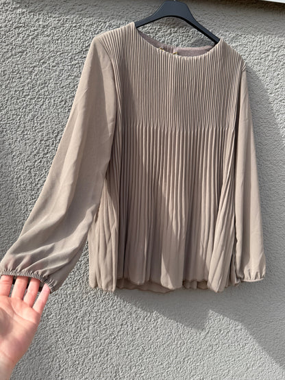 Feinraummode Plissee Bluse Lea für Damen, elegante Bluse mit zartem Faltenmuster und langen Ärmeln.