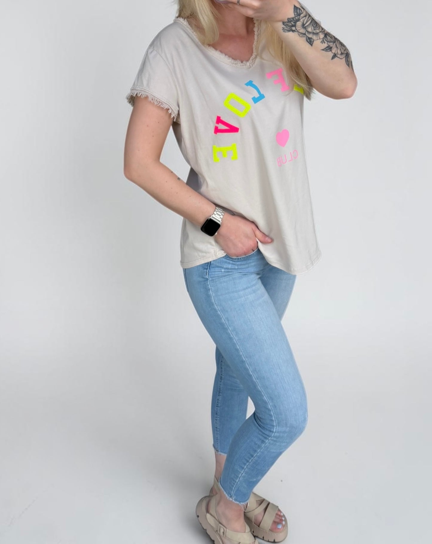 SELF LOVE CLUB Damen T-Shirt – Neon Print Shirt mit V-Ausschnitt
