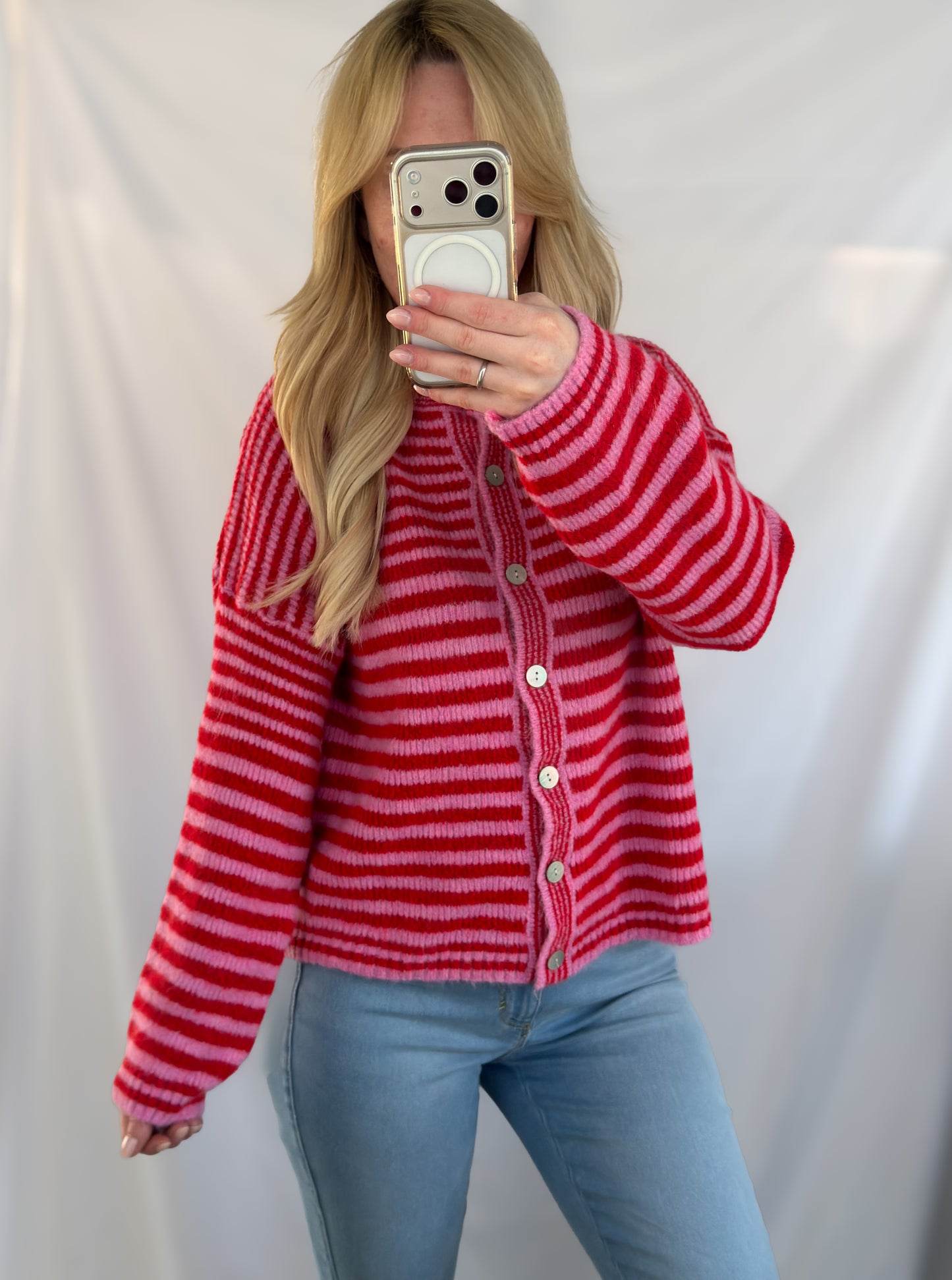 Gestreifter Jessy Cardigan von Feinraummode, weiche Strickware mit Streifenmuster, Nahaufnahme zeigt Knopfleiste und Rippbündchen