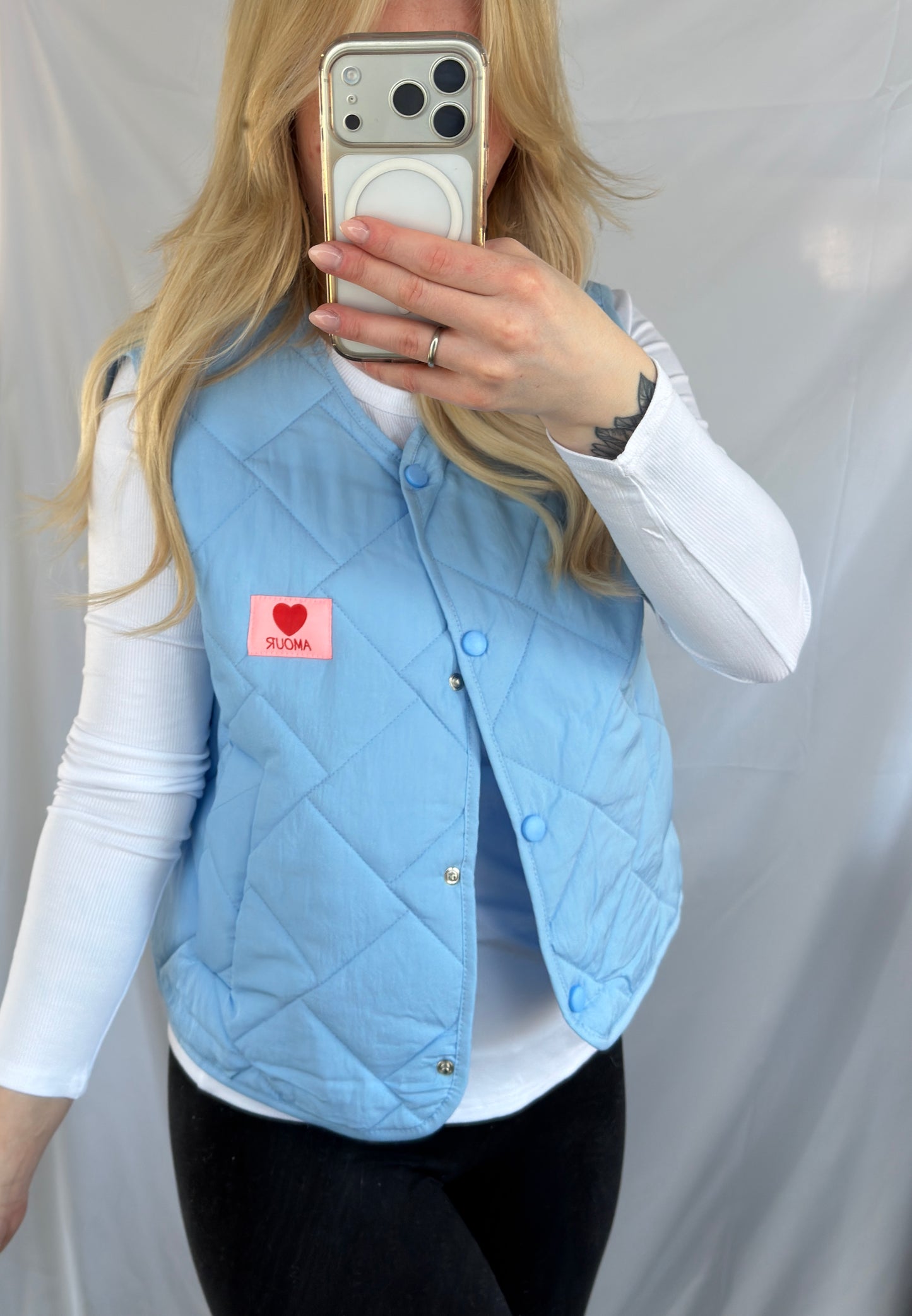 Hellblaue Steppweste Ilona von Feinraummode, detaillierte Steppung, leichte Wattierung, rundhalsausschnitt, sportlich und bequem