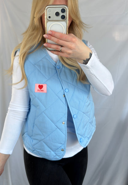 Hellblaue Steppweste Ilona von Feinraummode, detaillierte Steppung, leichte Wattierung, rundhalsausschnitt, sportlich und bequem