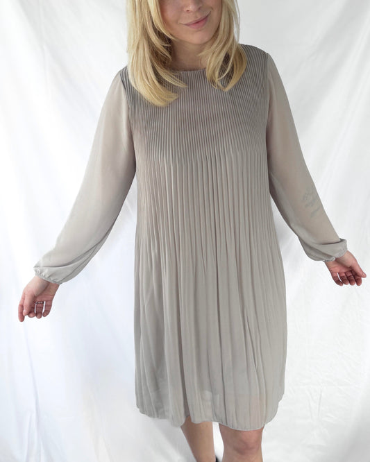 Langes Damen-Plissee-Kleid Jana von Feinraummode, fließender Stoff, elegantes Design, vollständiges Kleid in voller Länge.