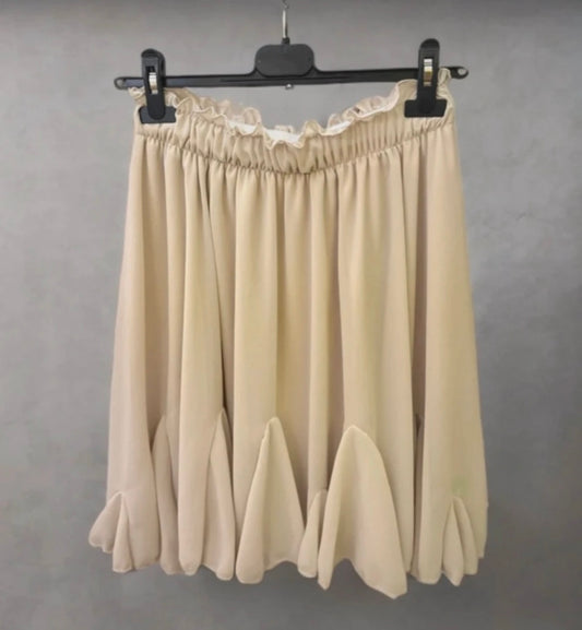 Rock mit Volants von Feinraummode, voller Volants und eleganter Schnitt, auf einem Model getragen.