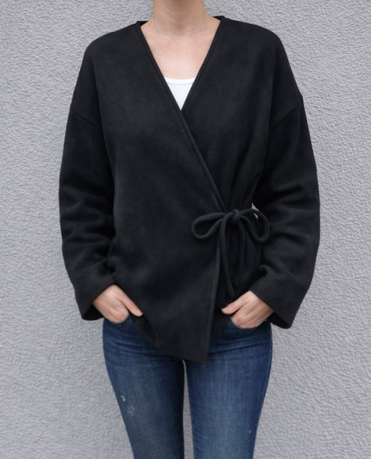 Weißer Pullover zum Binden von Feinraummode, weich und bequem, mit lockerer Passform, auf einem weißen Hintergrund präsentiert.