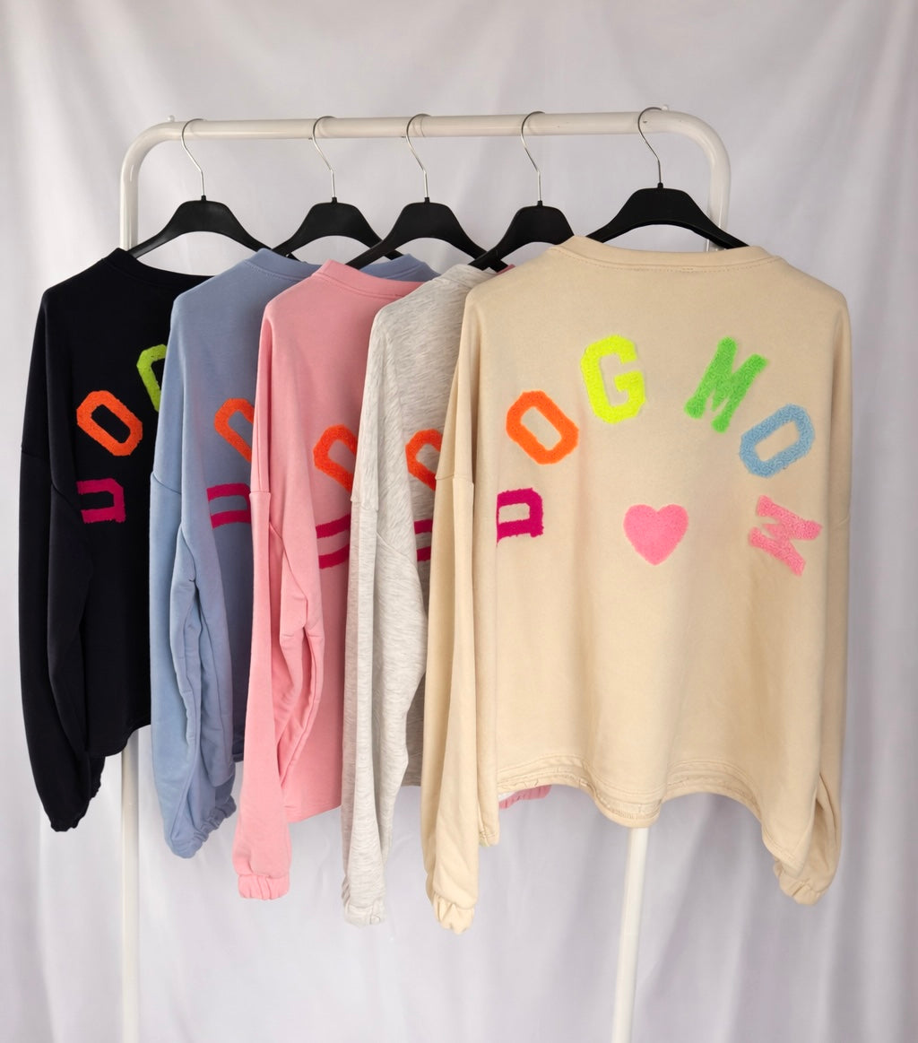 Weißes oversized Sweatshirt von Feinraummode mit „DOG MOM“-Print, lockerer Schnitt und bequemer Passform, sichtbarer Druck auf der Vorderseite