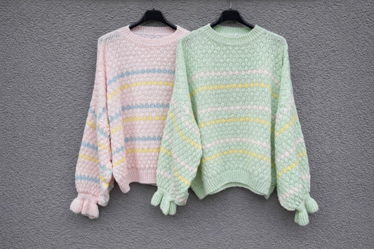Hochwertiger Feinraummode Pullover mit diagonalen Streifen in verschiedenen Farben, bequem und stilvoll für den Alltag.