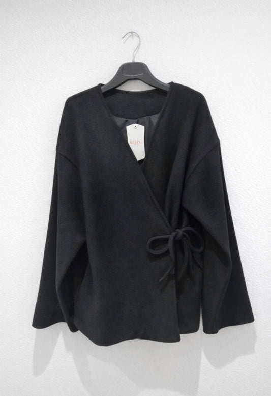 Weißer, lockerer Pullover zum Binden von Feinraummode, mit langen Ärmeln und moderner Passform, auf weißem Hintergrund.