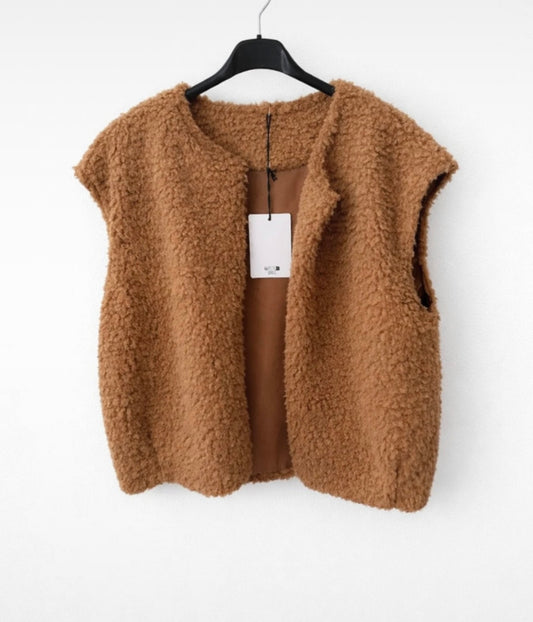 Feinraummode Teddy Weste Manu aus weichem, kuscheligem Material, ideal für gemütliche Tage und modische Layering Looks.