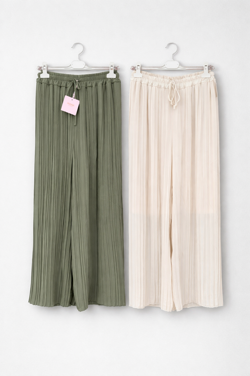 Feinraummode Plissee Hose Amanda in weicher Stoffqualität, mit eleganten Falten und bequemer Passform, auf einem Model präsentiert.