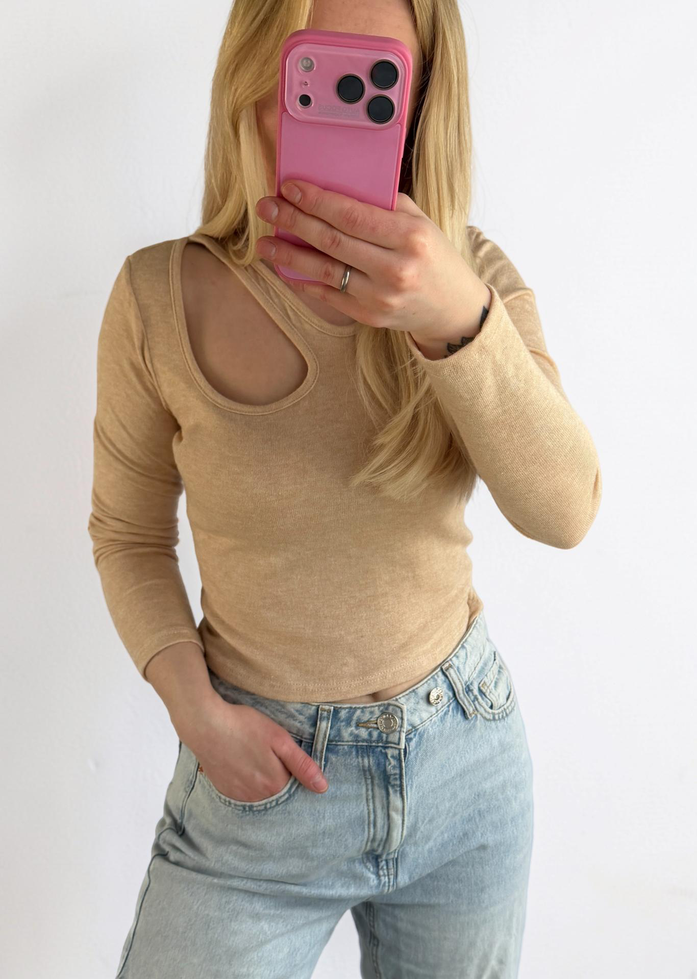 Beiges Cut-Out Langarmshirt „Katja“ – Trendy & Figurbetont