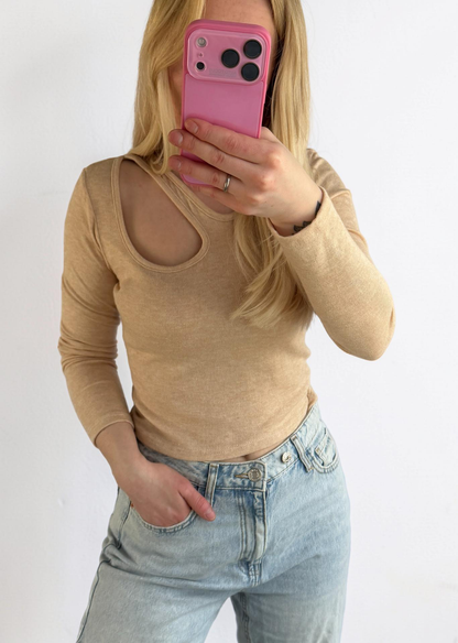 Beiges Cut-Out Langarmshirt „Katja“ – Trendy & Figurbetont