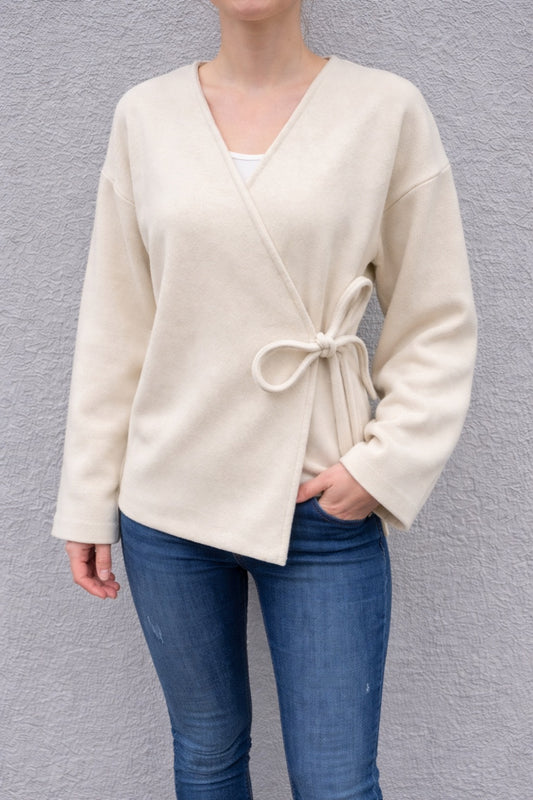 Feinraummode Binden-Pullover Mira in weichem Stoff, mit modischem Design und lockerer Passform, auf einem Model getragen.