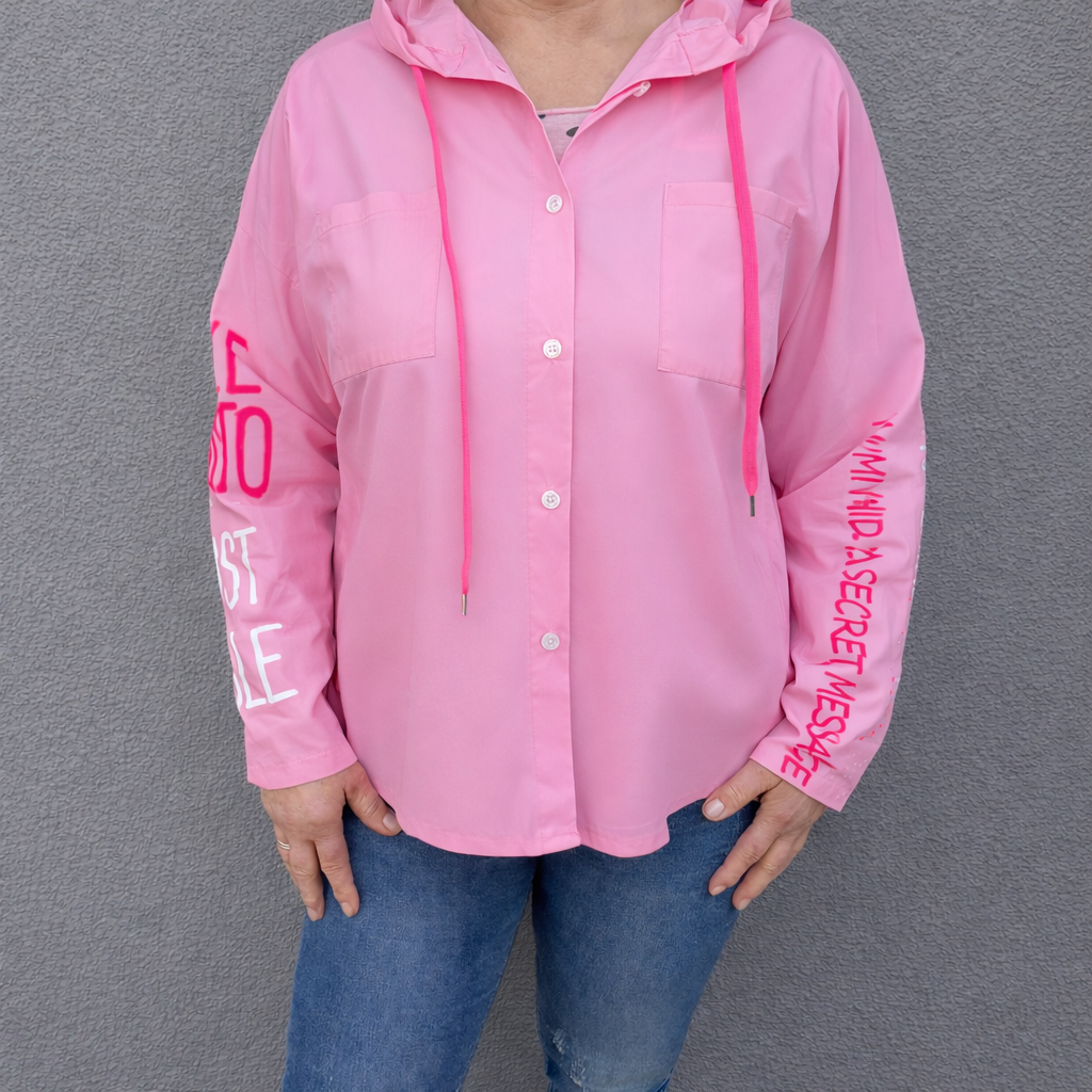 Feinraummode Jacke Marion in dunkler Farbe mit Reißverschluss, Tragebeispiel vor neutralem Hintergrund