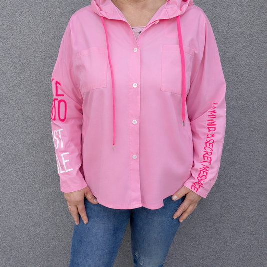 Feinraummode Jacke Marion in dunkler Farbe mit Reißverschluss, Tragebeispiel vor neutralem Hintergrund