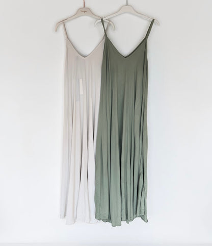 Fließendes Maxikleid mit Spaghettiträgern – luftiges Sommerkleid in A-Linie mit V-Ausschnitt