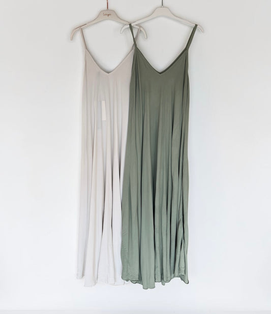 Fließendes Maxikleid mit Spaghettiträgern – luftiges Sommerkleid in A-Linie mit V-Ausschnitt